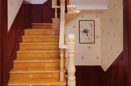 越城中式别墅室内汉白玉石楼梯的定制安装装饰效果